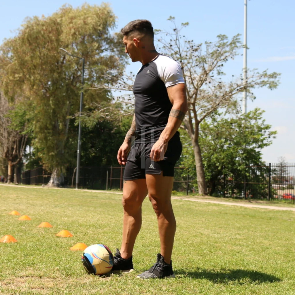 Remera microfibra con lycra, negra mangas blancas Crossray / Short negro, logo blanco, con cierre. Crossray