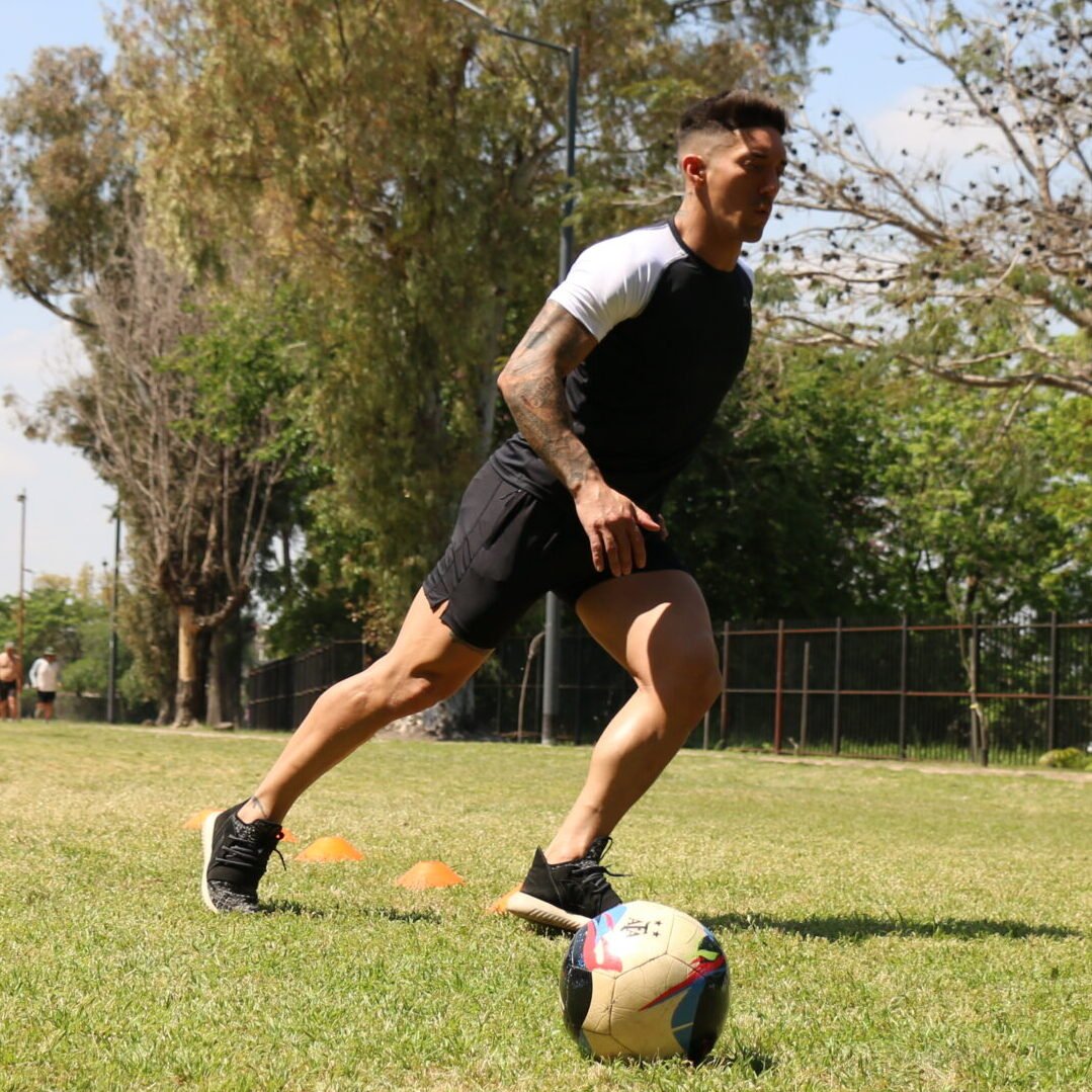 Remera microfibra con lycra, negra mangas blancas Crossray / Short negro, logo blanco, con cierre. Crossray