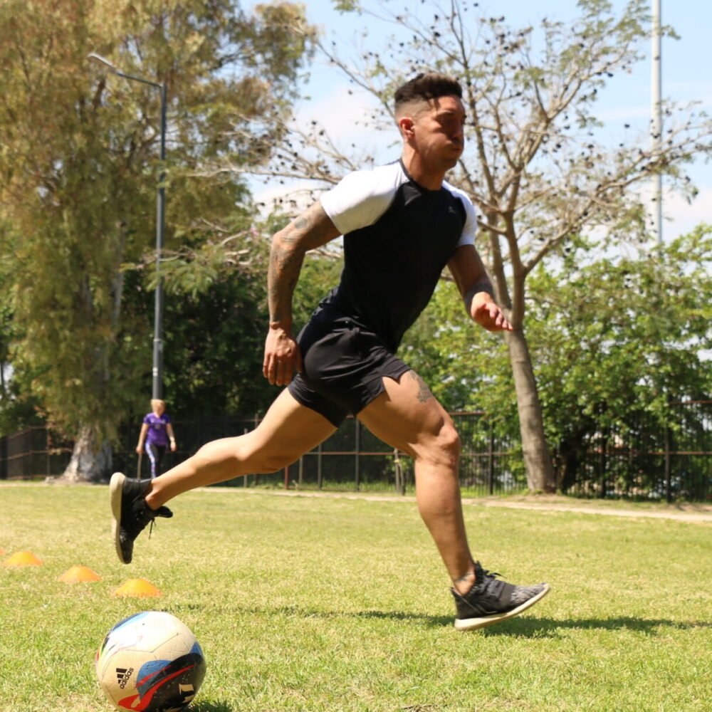 Remera microfibra con lycra, negra mangas blancas Crossray / Short negro, logo blanco, con cierre. Crossray