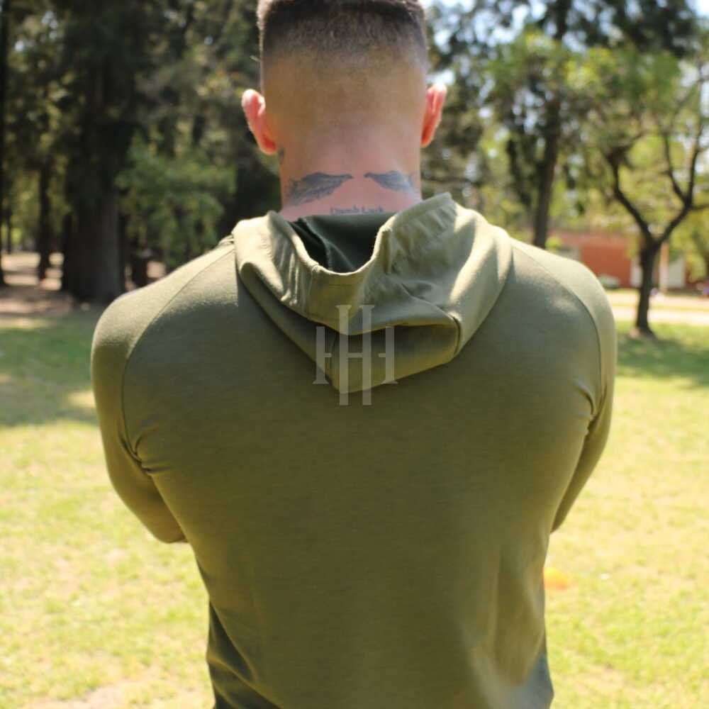 Campera deportiva Virus. Verde oliva, líneas negras / Short negro, logo blanco, con cierre. Crossray