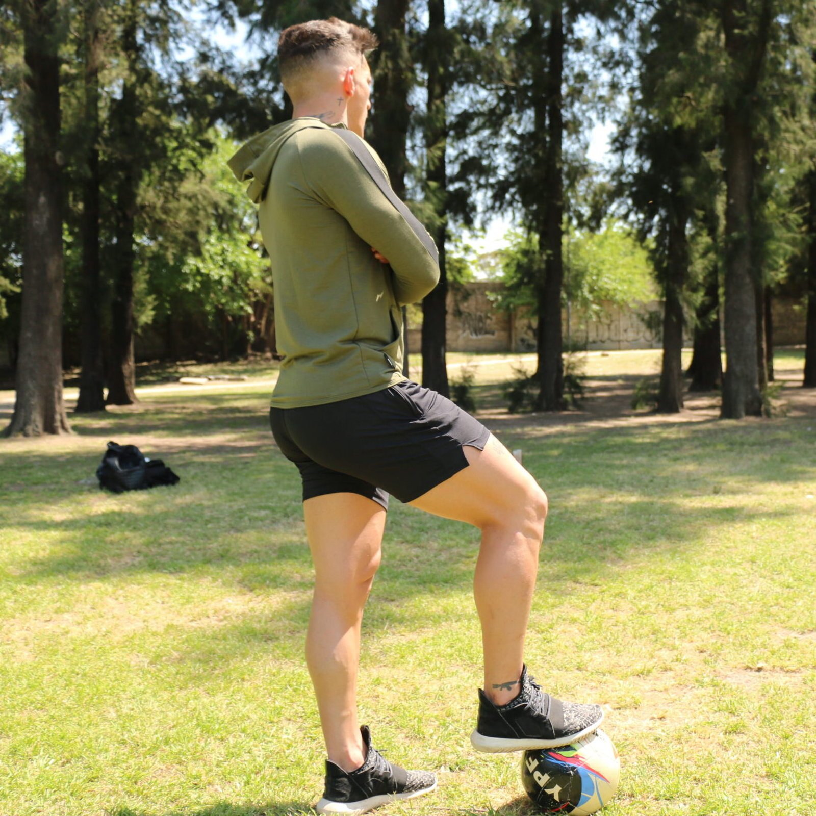 Campera deportiva Virus. Verde oliva, líneas negras / Short negro, logo blanco, con cierre. Crossray