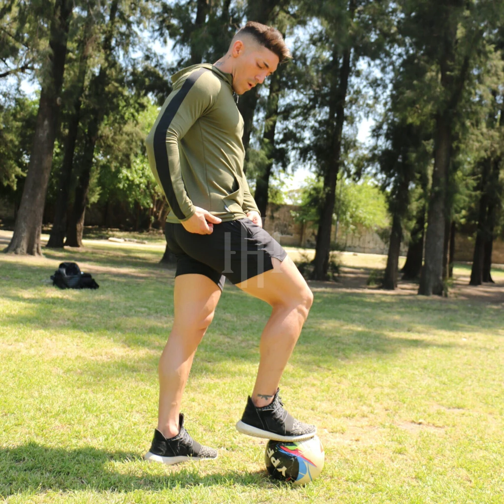 Campera deportiva Virus. Verde oliva, líneas negras / Short negro, logo blanco, con cierre. Crossray