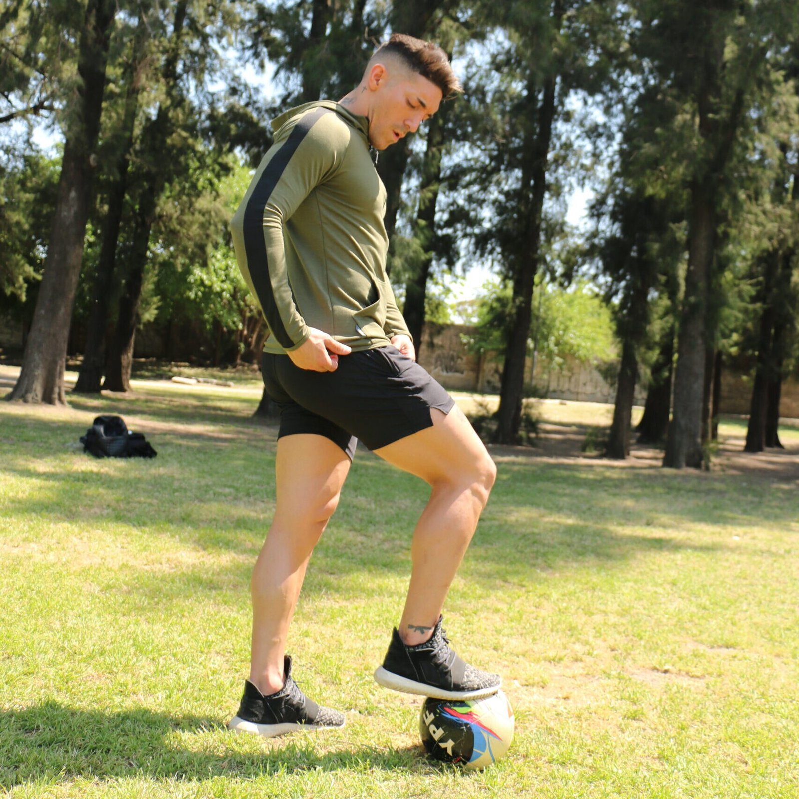 Campera deportiva Virus. Verde oliva, líneas negras / Short negro, logo blanco, con cierre. Crossray