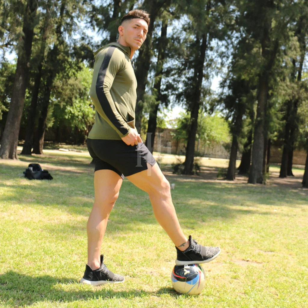 Campera deportiva Virus. Verde oliva, líneas negras / Short negro, logo blanco, con cierre. Crossray