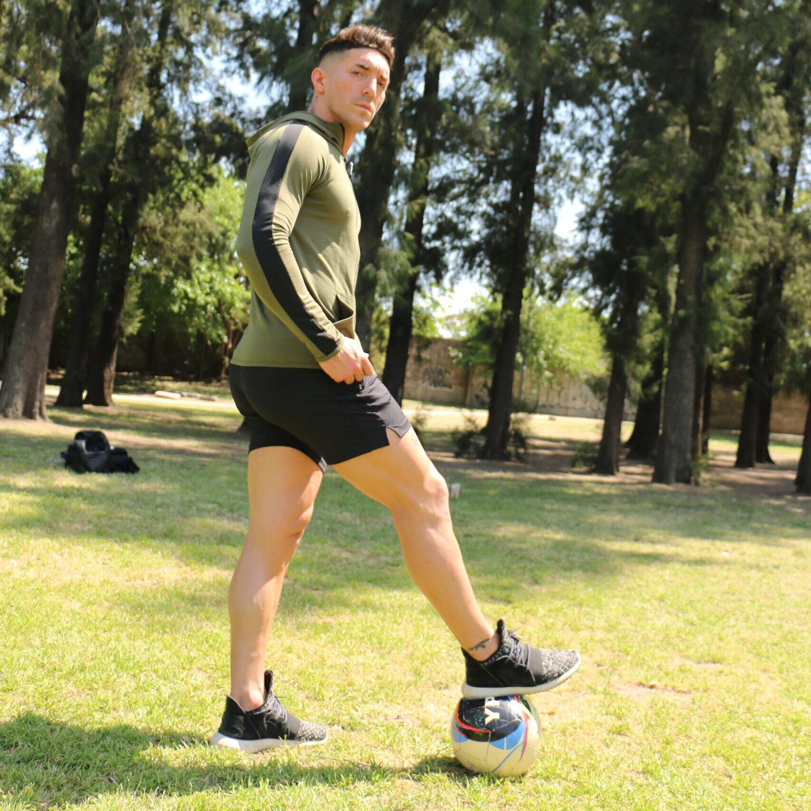 Campera deportiva Virus. Verde oliva, líneas negras / Short negro, logo blanco, con cierre. Crossray