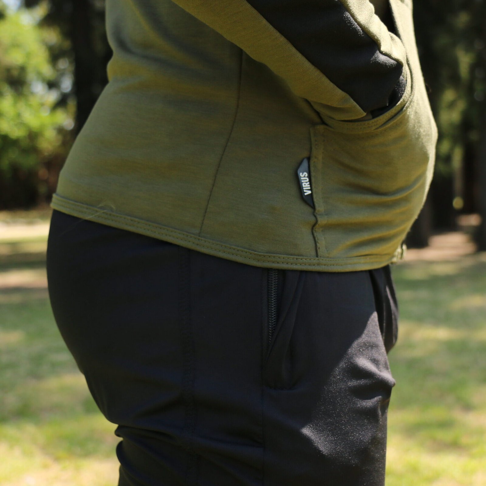 Campera deportiva Virus. Verde oliva, líneas negras / Short negro, logo blanco, con cierre. Crossray