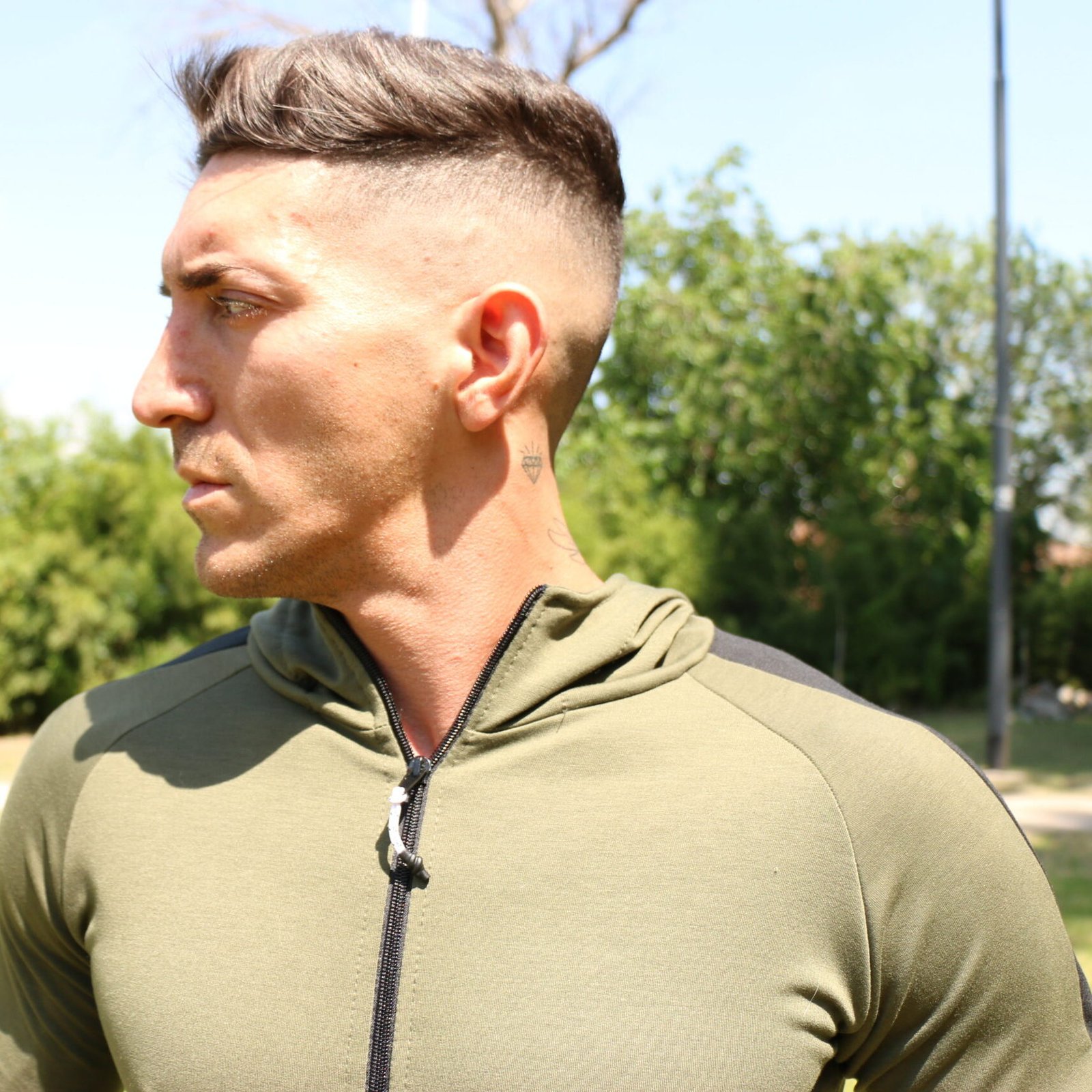 Campera deportiva Virus. Verde oliva, líneas negras / Short negro, logo blanco, con cierre. Crossray